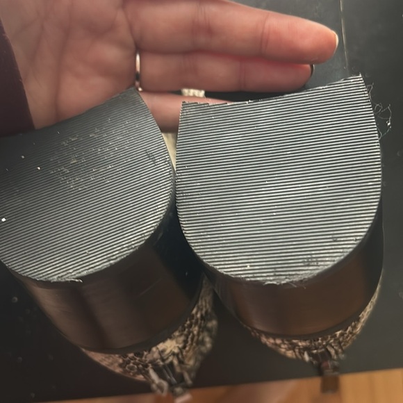 Blondo weatherproof snake skin print booties size 8.5 - Picture 9 of 9